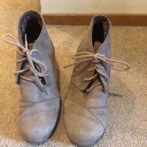 𝅺cityclassified tan suede wedged booties